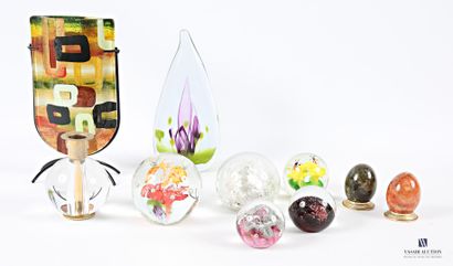 Glass lot comprising a flat vase on a metal...