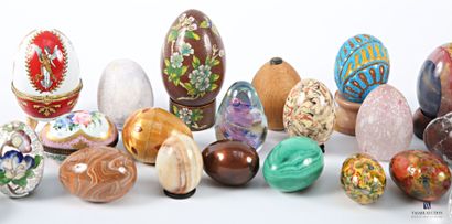Collection of ... of eggs in porcelain, hard...