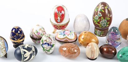 Collection of ... of eggs in porcelain, hard...