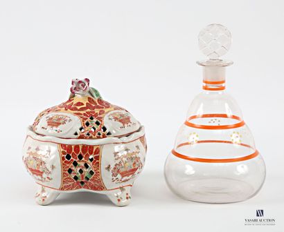 Set comprising a covered ceramic pot pourri...