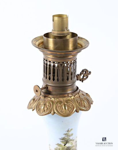 Kerosene lamp, the baluster-shaped porcelain...