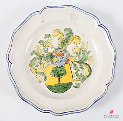 Earthenware lot including a rim-shaped plate...