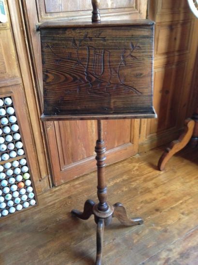 Lutrin en chêne à décor de feuillages et...