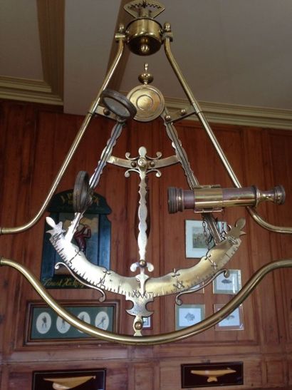 Belle suspension de billard à décor d'instruments...