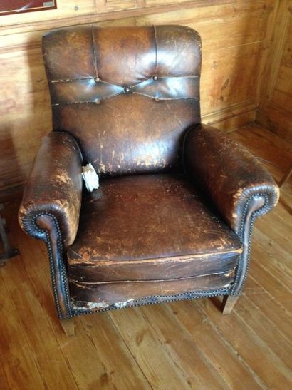 Paire de fauteuils club en cuir fauve