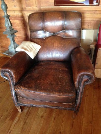 Paire de fauteuils club en cuir fauve