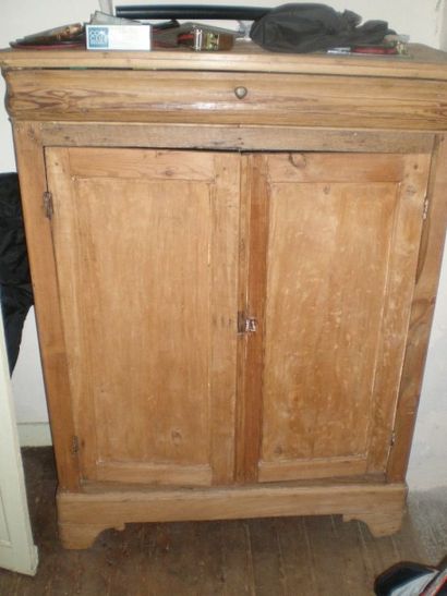 Meuble de rangement en pin ouvrant par un...