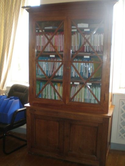 Bibliothèque vitrée à croisillons (montage...
