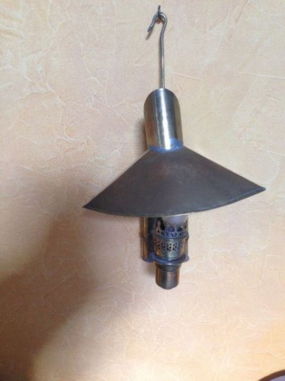 Suspension en forme de lampe à huile en laiton
On...