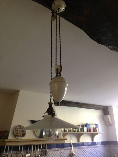 Paire de suspensions en porcelaine blanche...