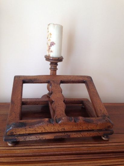Petit lutrin de bureau porte bougie
