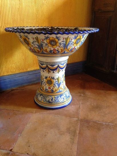 Cache pot/jardinière de forme évasée en faïence...