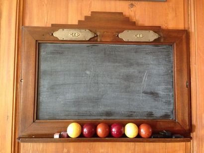 Compte parties flanqué d'un tableau ardoise...