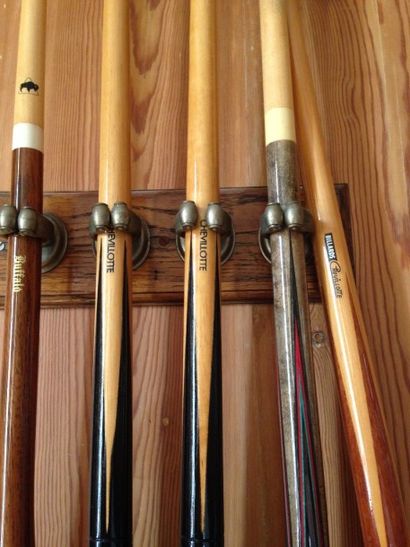 
Cinq queues de billard de marque Chevillotte...