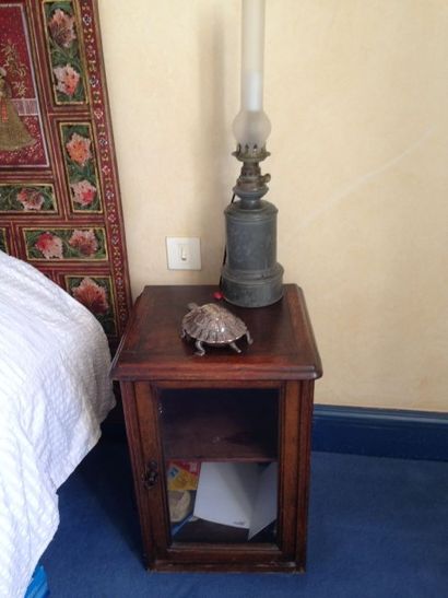 Deux petites tables de chevet à porte vitrée...