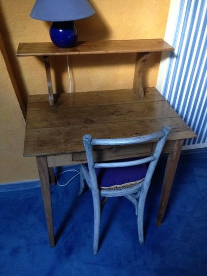 Maie en bois naturel
Haut.: 85 cm - Long.:...