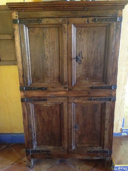 Petite armoire espagnole ouvrant par deux...