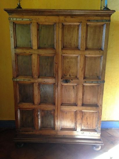 Petite armoire espagnole à deux portes à...