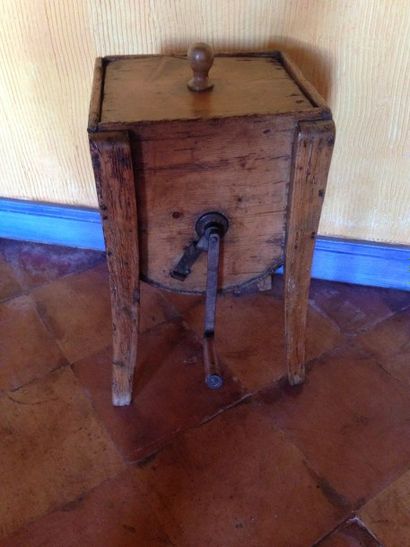 Baratte en bois sur pieds
Haut.: 87 cm