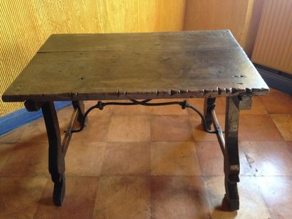 Table espagnole en noyer à entretoise en...