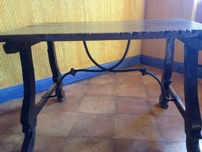 Table espagnole en noyer à entretoise en...