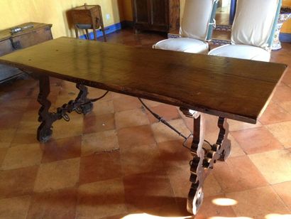 Table espagnole en noyer à entretoise en...