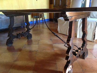 Table espagnole en noyer à entretoise en...