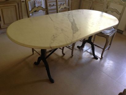 Table de salle à manger à piétement en fonte...