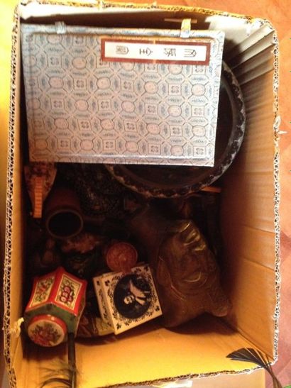 Lot de bibelots tels qu'objets de vitrine...