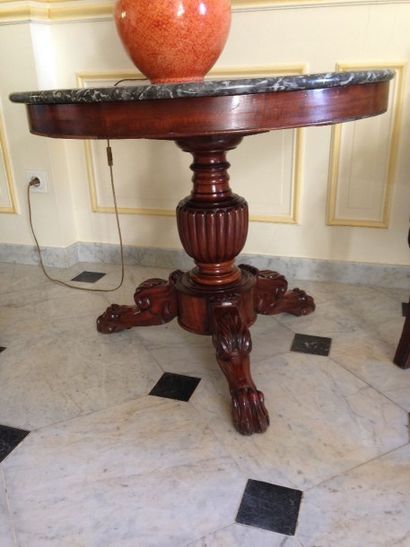 Guéridon en acajou à fût balustre cannelé...