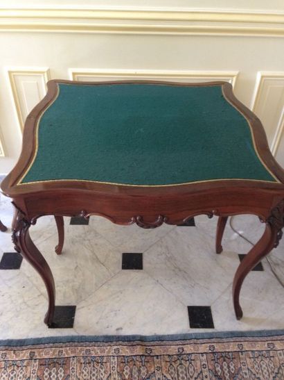 Table à jeu en palissandre, le plateau rabattable,...