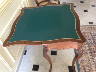 Table à jeu en palissandre, le plateau rabattable,...