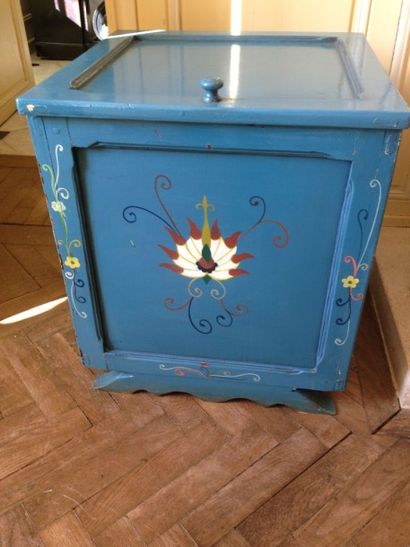 Coffre à bois laqué bleu à décor de feuillages...
