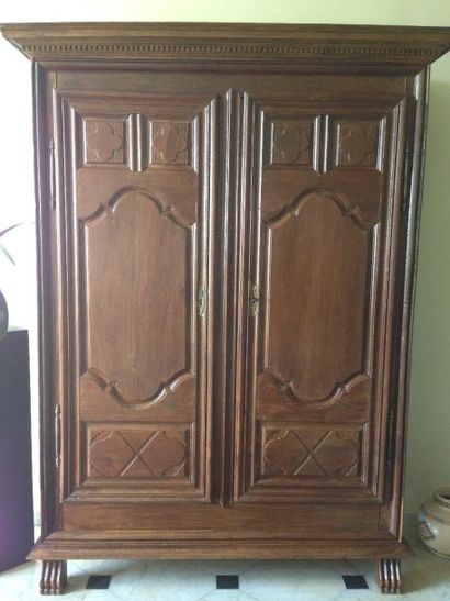 Armoire en bois fruitier gravée à l'intérieure...