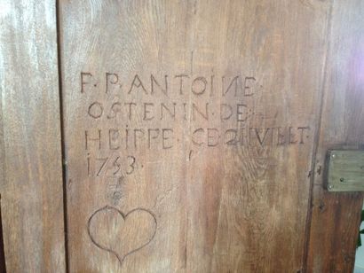Armoire en bois fruitier gravée à l'intérieure...