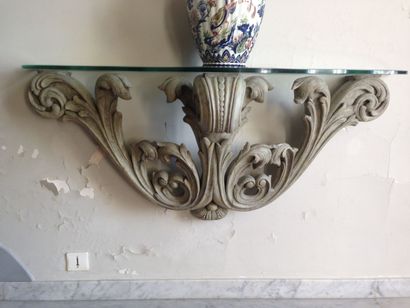 Petite console d'applique en bois sculpté...