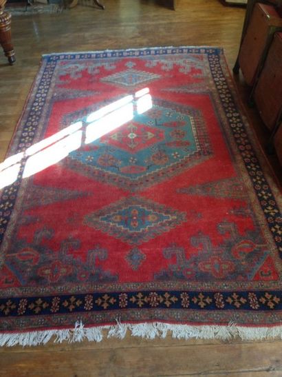 Tapis en laine sur fond rouge
(255 x 163...