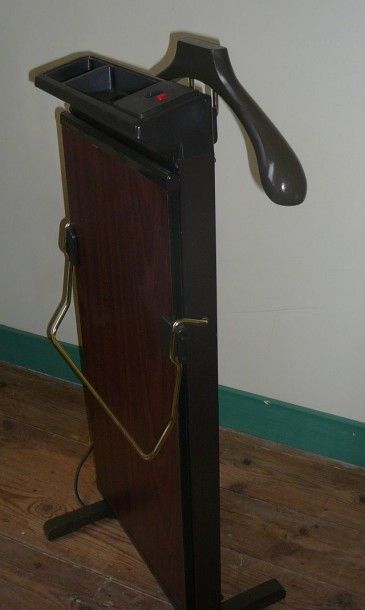 Lot composé d'un valet de chambre électrique,...