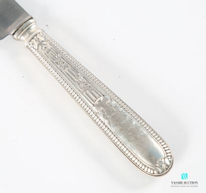 Couteau à pain, le manche en argent fourré...