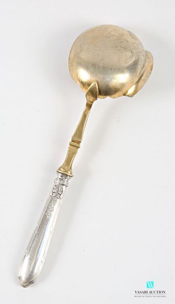 Cuillère à sauce, le manche en argent fourré...