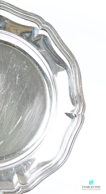 Round dish in silver-plated metal, the contoured...