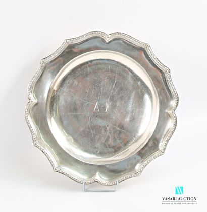 Plat en argent de forme mouvementée, la bordure...