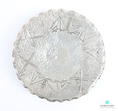 Round-shaped trivet in hammered metal decorated...