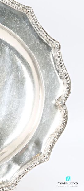 Plat en argent de forme mouvementée, la bordure...