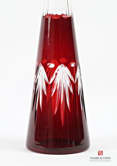 Carafe de forme tronconique en cristal taillé...