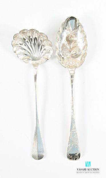 Set comprising a silver-plated sprinkling...
