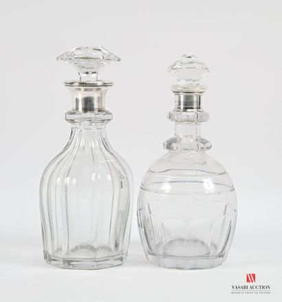 Ensemble de deux carafes en cristal ornées...