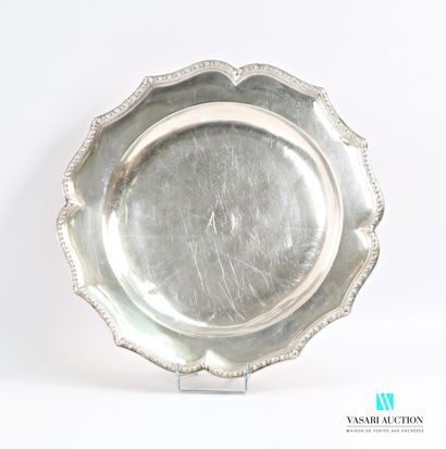 Plat en argent de forme mouvementée, la bordure...