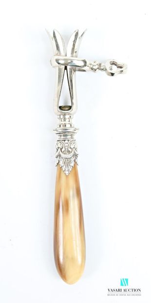 The horn handle is surmounted by a silver-plated...