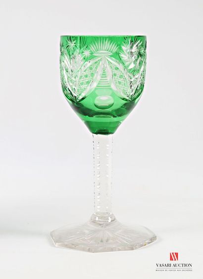 Deux vases en forme de calice en cristal...